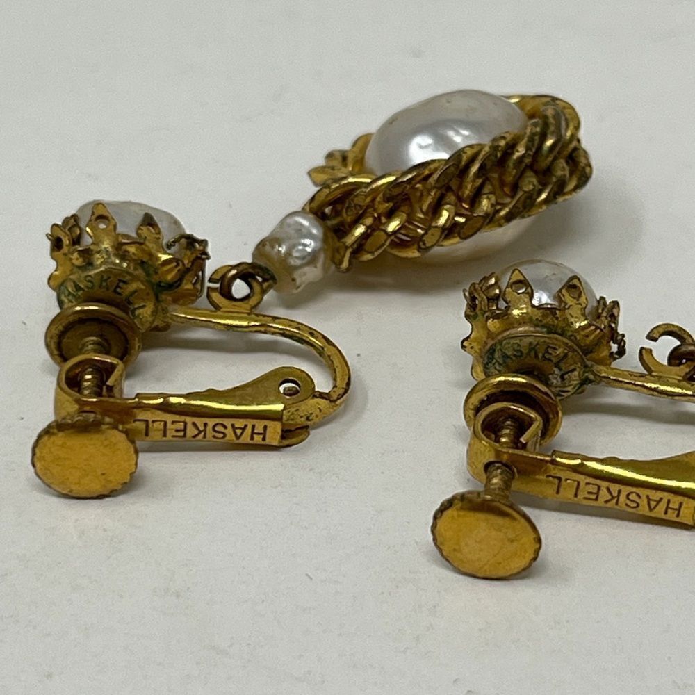 Miriam Haskell, Dangle Baroque pearl, gold tone clip on earrings. - Picture 7 of 10